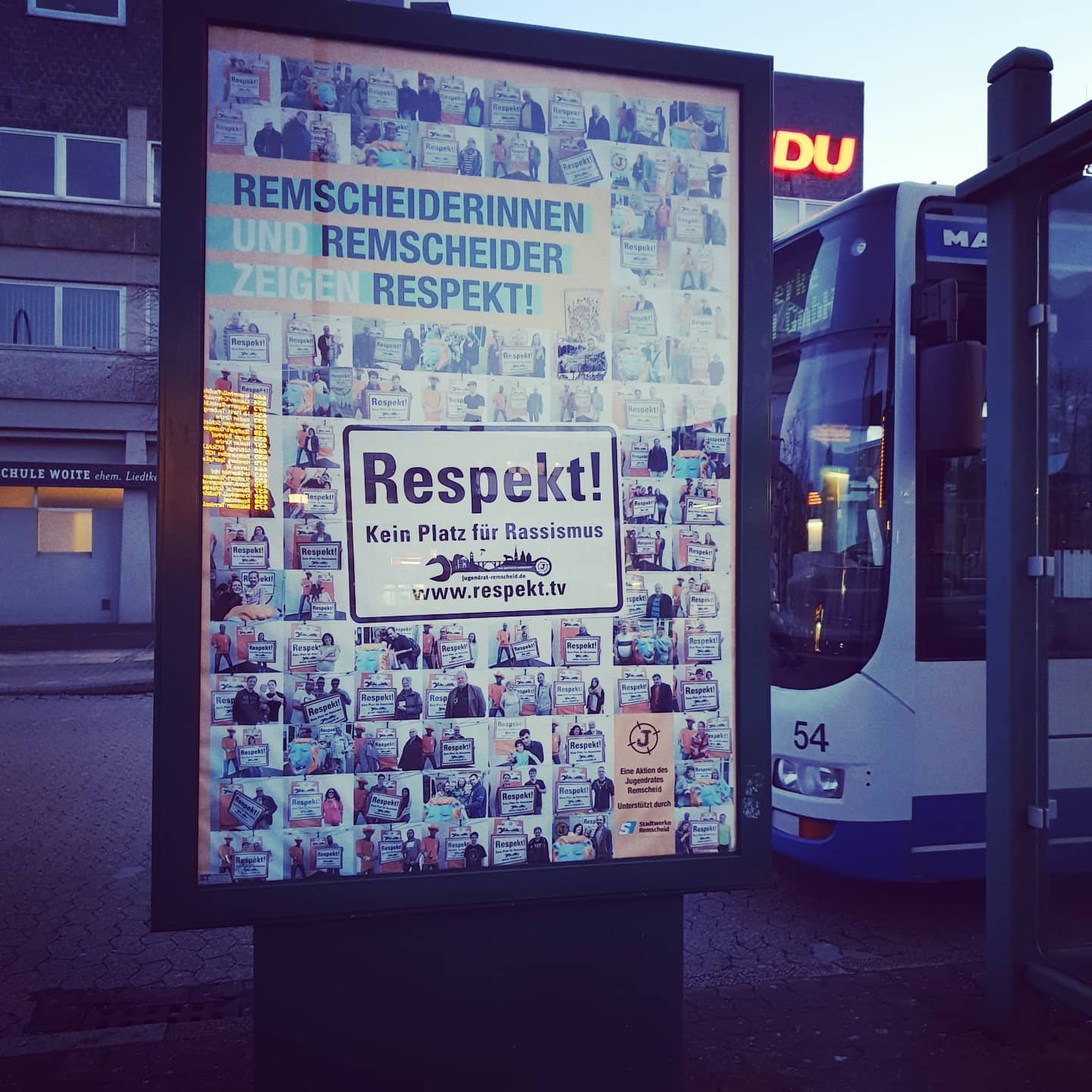 Remscheiderinnen und Remscheider zeigen Respekt. Kein Platz für Rassismus. Macht alle mit. Auch DU! Foto: Sascha von Gerishem