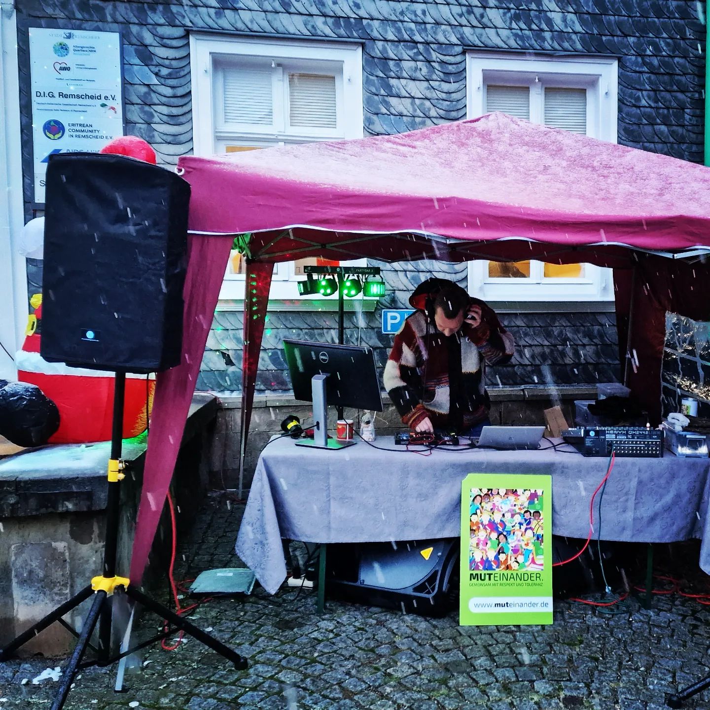 DJ Inander bei der internationel Mini-Weihnachtsdisco am Mollplatz in Lennep. Foto: Christian Wüster